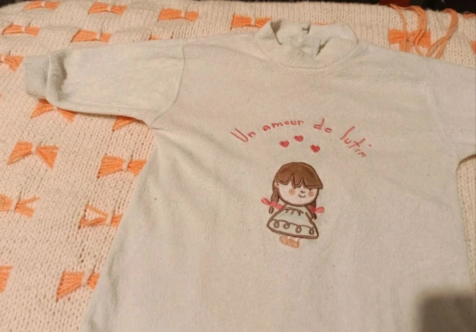 Pijama dors-bien em veludo écru bordado "Um amor de duende" – Tamanho 3 meses – Muito bom estado – photo 2